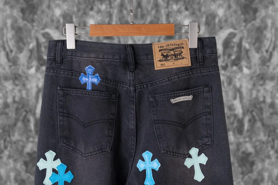 P220 Top version (black pants and blue leather) Top version Chrome Hearts jeans with leather jeans. As we all know, chromehearts jeans use vintage Levis jeans as the base for creation. They usually add their own unique silver buckles and silver ornaments, plus leather embellishments. This is what doubles the value of these vintage jeans, because the base is Vintage jeans, jeans themselves have become very soft and comfortable after years of baptism, which can be distinguished from ordinary jeans. You should also refer to the pants data for size. Style number: 1850# Color: black pants blue leather Size: 28 30 32 34 36 28 Waist 86 Hips 100 Pants length 102 30 Waist 90 Hips 104 Pants length 104 32 Waist 94 Hips 108, pants length 106 34, waist 98, hips 112, pants length 110 36, waist 102, hips 116, pants length 112